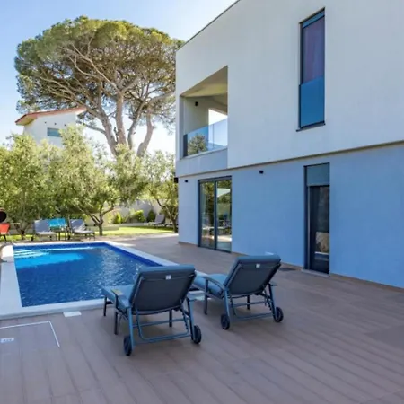 Pinus By Guide Villa